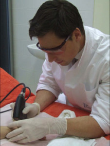 Dr. Rogge demonstreert laserbehandeling (Moskou)